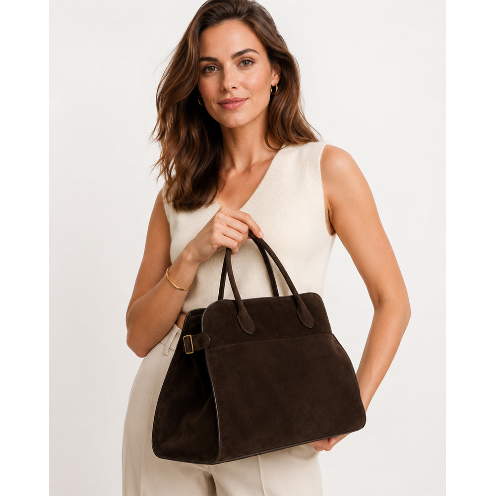 barna velúrhatású nagy méretű női shopper kézitáska modellen, kézben tartva