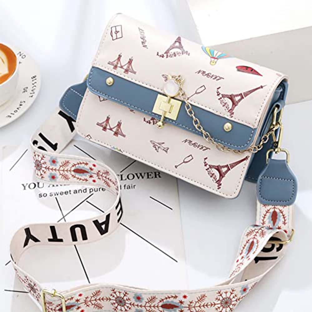 kék-fehér mintás női crossbody táska döntött termékfotón széles nyomott vállpánttal