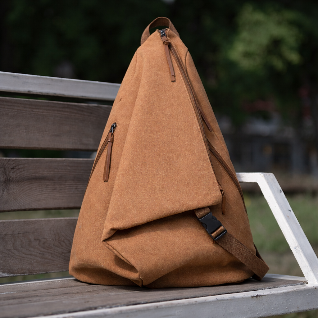 Geantă de umăr unisex Dollcini – Fabricată din material textil ușor și durabil, potrivită pentru uz zilnic, atât pentru bărbați, cât și pentru femei.